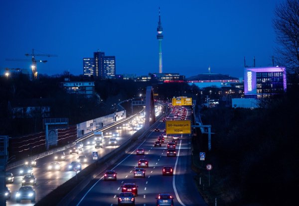 Die vielbefahrene B1 in Dortmund ist am Donnerstagabend wegen der Entschärfung von zwei Bomben-Blindgängern zeitweise voll gesperrt worden. (Archivbild) - © Bernd Thissen/dpa