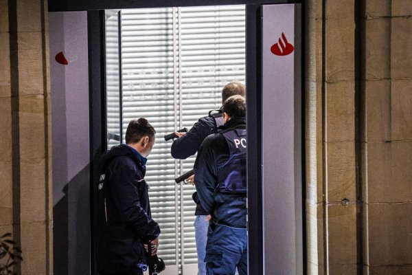 Mit gezückten Waffen stehen Polizisten nach der Sprengung eines Geldautomaten in einer Bank. - © Alex Talash/dpa