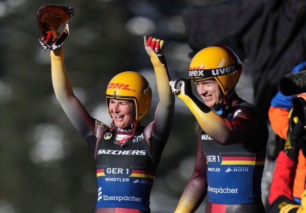Julia Taubitz (l) und Max Langenhan holen das Premieren-Gold im Mixed-Einzelwettbewerb. - © DARRYL DYCK/The Canadian Press/AP/dpa