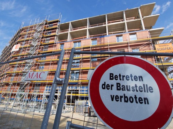 Fast der Hälfte der deutschen Wohnungsbaufirmen fehlen Aufträge. - © Carsten Hoefer/dpa