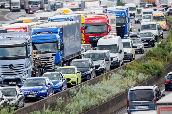 Die A3 im Autobahndreieck Köln-Heumar - einer der Stau-Hotspots in Nordrhein-Westfalen. (Archivbild) - © Rolf Vennenbernd/dpa