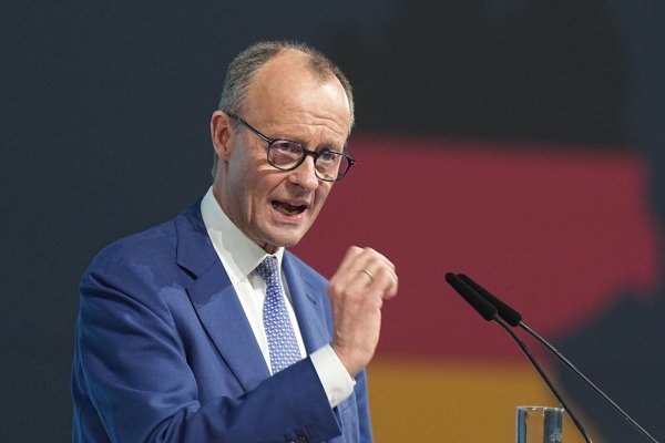 Er habe mit einiger Besorgnis gesehen, wie die FDP-Fraktion bei der Abstimmung über das «Zustrombegrenzungsgesetz» auseinandergefallen sei, sagte Merz. - © Michael Kappeler/dpa
