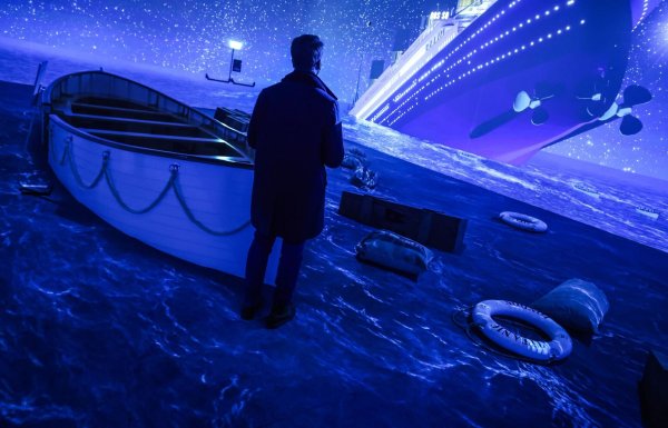 Ein kaltes Grab im Nordatlantik: Ein Ausstellungsbesucher sieht die «Titanic» versinken. - © Oliver Berg/dpa