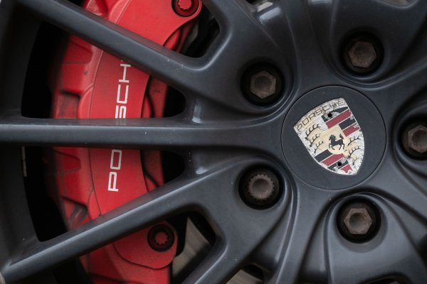 Stabiler Umsatz, sinkende Gewinnmarge: Porsche muss viel investieren, um wieder rentabler zu werden. (Illustration) - © Marijan Murat/dpa