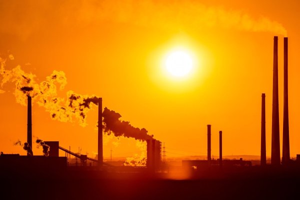 Lichtblick für die deutsche Industrie: Sie hat im Dezember deutlich mehr Aufträge eingesammelt. - © Marcel Kusch/dpa