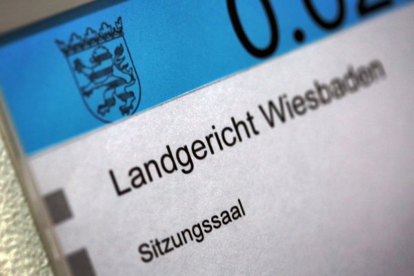 Das Landgericht Wiesbaden stellt ein Cum-Ex-Verfahren gegen eine Millionenzahlung ein (Archivbild) - © Fredrik von Erichsen/dpa