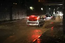 In der Unterf&uuml;hrung am Bahnhof in Warburg stand das Wasser hoch. - &copy; Simone Fl&ouml;rke