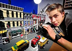 Markus Engel macht Filme mit Legofiguren. F&uuml;r die Streifen baut er komplette Drehsets auf, fotografiert sie mit seiner Kamera und ver&auml;ndert dann die Szenerie und die Figuren f&uuml;r das n&auml;chste Foto. So entsteht eine fl&uuml;ssige Bewegung. - &copy; FOTO: ANDREAS FR&Uuml;CHT