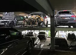 Drei Pkws sind erheblich besch&auml;digt worden. - &copy; Feuerwehr Detmold