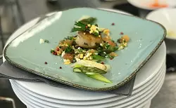 Die Vorspeise: Salat aus Spargelspitzen mit mediterranem Gemüse und Jacobsmuschel. - © Seda Hagemann