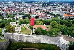 Nur mal angenommen, die Raumausstatter-Innung h&auml;tte sich auf die Farben des DSC Arminia kapriziert - es w&auml;re ein Debakel geworden. Endlich w&auml;re es geschafft, der Turm eingeh&uuml;llt in Schwarz-Wei&szlig;-Blau ... und dann kassiert genau an diesem Wochenende der DSC in M&uuml;nster ein Debakel. Nein, dann besser Rot.