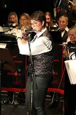 Alke Schwabe l&auml;sst die Finger &uuml;ber ihre Querfl&ouml;te fliegen. - &copy; Orchester Vahlhausen