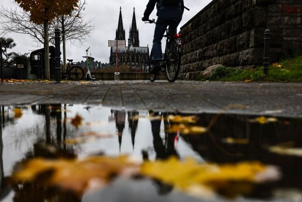 Unbeständiges Wetter mit Sprühregen und wenigen Auflockerungen gibt es in NRW in den kommenden Tagen. - © Oliver Berg/dpa