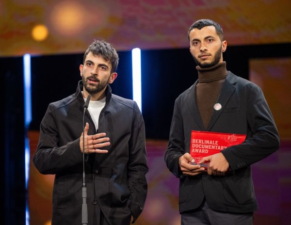 Die Regisseure Yuval Abraham und Basel Adra wurden für «No Other Land» mit einem Europäischen Filmpreis ausgezeichnet. (Archivbild) - © Monika Skolimowska/dpa