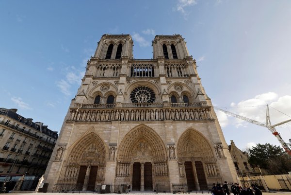 Die Pariser Notre-Dame ist nach über fünfjährigen Restaurierungsarbeiten wiedereröffnet worden. - © Ludovic Marin/POOL AFP/AP/dpa