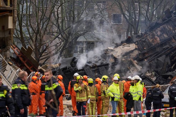 Nach der Explosion eines Mehrfamilienhauses in Den Haag sind inzwischen fünf Todesopfer geborgen worden. - © Phil Nijhuis/AP/dpa