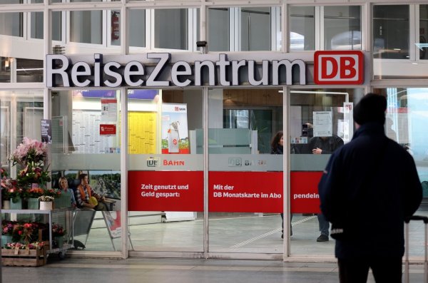 Sparpreistickets gibt es auch auf Papier. - © Bernd Wüstneck/dpa