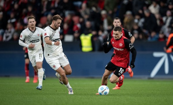 Auch gegen St. Pauli kaum zu stoppen: Florian Wirtz. - © Fabian Strauch/dpa
