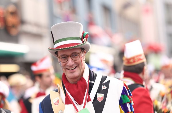 Im Karneval unterwegs: Hendrik Wüst ist Ministerpräsident in NRW und Landeschef der CDU (Archivfoto) - © Rolf Vennenbernd/dpa