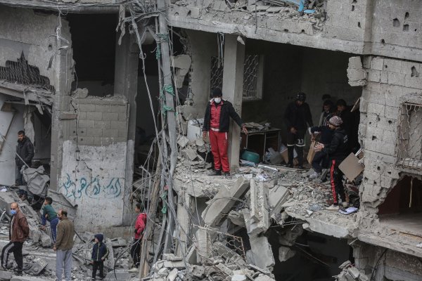 Bei einem israelischen Angriff auf ein Wohnhaus in dem Flüchtlingsviertel Nuseirat wurden nach palästinensischen Angaben mindestens 21 Menschen getötet. - © Omar Ashtawy Apaimages/APA Images via ZUMA Press Wire/dpa
