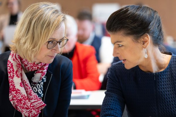 Thüringens BSW-Chefin Katja Wolf und Parteigründerin Sahra Wagenknecht zeigten sich nach einem Streit im Zuge der Koalitionsverhandlungen nun bei einem Landesparteitag versöhnlich. - © Michael Reichel/dpa