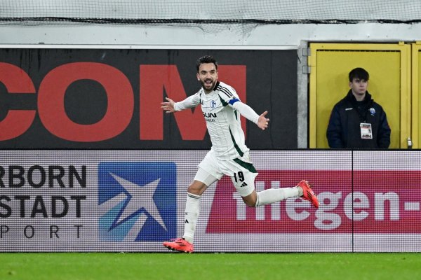 Führte Schalke 04 zum Sieg in Paderborn: Kenan Karaman - © David Inderlied/dpa