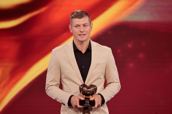 Der ehemalige Fußball-Weltmeister Toni Kroos hilf schwer kranken Kindern. - © Carsten Koall/dpa