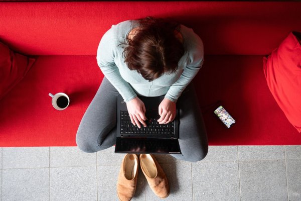 Digitale Gesundheitsanwendungen können eine Unterstützung bieten, um die Wartezeit auf einen Therapieplatz zu überbrücken. - © Sebastian Kahnert/dpa