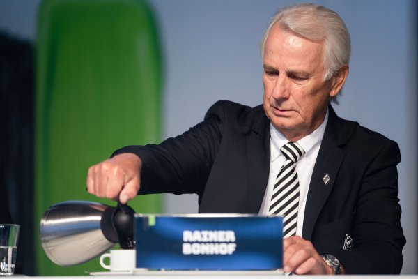 Rainer Bonhof, Vizepräsident von Borussia Mönchengladbach, schenkt sich während der Mitgliederversammlung Kaffee ein. - © Marius Becker/dpa/Archivbild