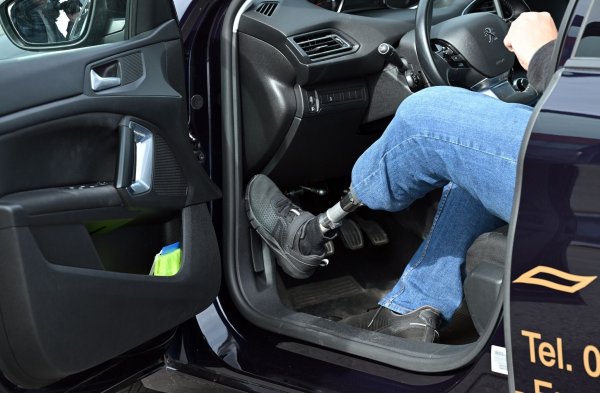 Geübt wird das Fahren mit Automatik sowie Schaltgetriebe auf dem Trainingsgelände und im Straßenverkehr. - © Martin Schutt/dpa