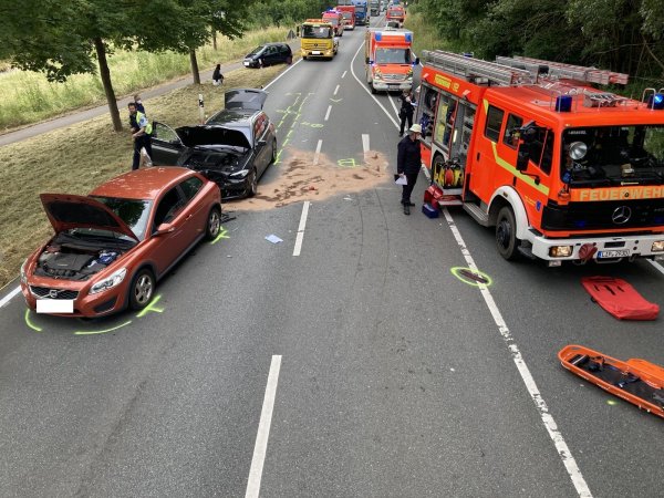Die Feuerwehr musste bei einem schweren Verkehrsunfall auf der Bundesstraße 239 den Fahrer eines Volkswagen mittels schweren Geräts aus seinem Fahrzeug befreien.  - © Feuerwehr Bad Salzuflen