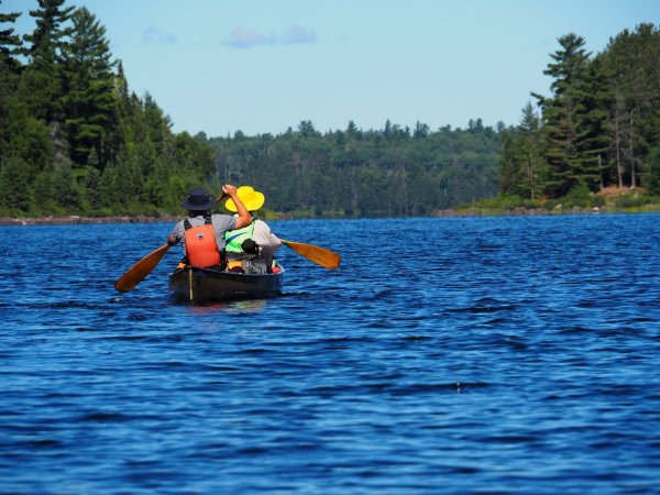 Zug um Zug durch die Einsamkeit: Im Kanu unterwegs durch das Seegebiet Temagami in Ontario. - © Andreas Drouve/dpa-tmn