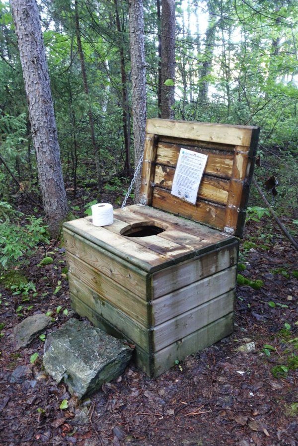So sieht sie aus, die «Donnerbox» im Wald. Immerhin gibt es Klopapier. - © Andreas Drouve/dpa-tmn