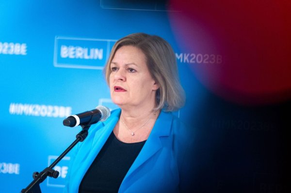 «Wir wollen vor allem Gewalttäter früh erkennen und stoppen»: Nancy Faeser - © Christophe Gateau/dpa