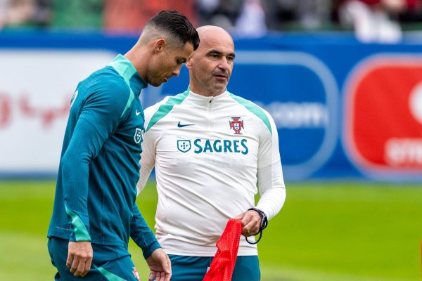 Fußball: EM, Gruppe F, Portugal, öffentliches Training, Cristiano Ronaldo (l) geht an Trainer Roberto Martinez vorbei. - © David Inderlied/dpa