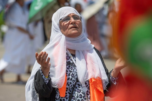 Eine betende Muslimin auf dem Berg Arafat, auch bekannt als Jabal al-Rahma (Berg der Barmherzigkeit) in Mekka. - © Saudi Press Agency/dpa