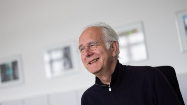 Harald Schmidt, Entertainer, spricht bei einem dpa Interview im dpa-Büro. - © Rolf Vennenbernd/dpa