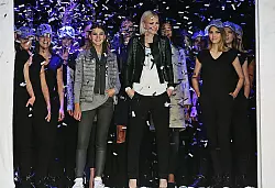 Germanys-Next-Topmodel-Gewinnerin Stefanie Giesinger (vorne links) und Topmodel Franziska Knuppe. - &copy; FOTO: SARAH JONEK