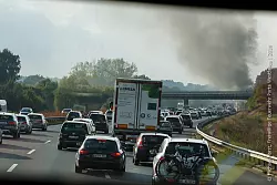 Die Autofahrer auf der A2 brauchten etwas Geduld. - © Feuerwehr Porta