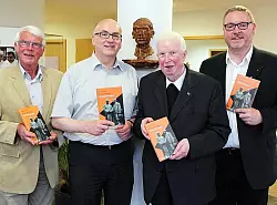 Diözesanpräses Ansgar Wiemers, Prälat Heinrich Festing, Verlagsleiter Dr. Michael Ernst und Antonius Rüsenberg (Weggefährte von Prälat Festing und langjähriges aktives Kolping-Mitglied).