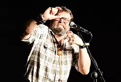 Eine Pointe jagt die nächste: Kaberettist Jochen Malmsheimer strapaziert die grauen Zellen des Publikums. - © Foto: Gallisch