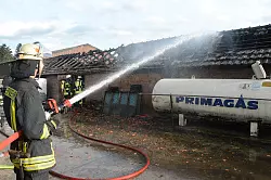 Die Feuerwehr verhinderte eine Explosion des Gastanks. - &copy; FOTO: A. EICKHOFF