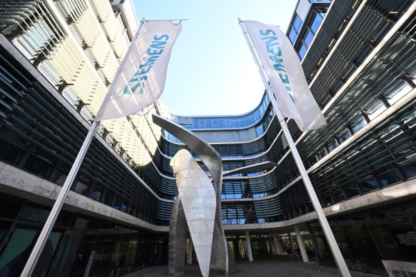 Siemens zeigt sich relativ unbeeindruckt von den weltweiten Verwerfungen. (Archivbild) - © Felix Hörhager/dpa