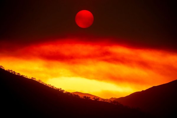 Der Rauch eines Feuers über dem Los Padres National Forest in Kalifornien. - © Noah Berger/AP/dpa