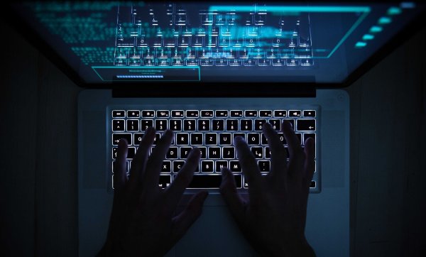 Das Bundesverfassungsgericht hat eine Klage gegen Befugnisse der Strafverfolgungsbehörden zur Online-Durchsuchung geprüft. (Symbolbild) - © picture alliance / Silas Stein/dpa
