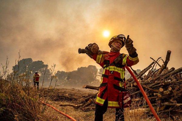 Die Feuerwehr kämpft in Südfrankreich weiter gegen die Flammen. - © Uncredited/Securite Civile/AP/dpa