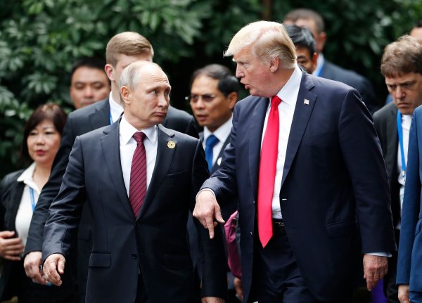 Noch aus seiner ersten Amtszeit kennt US-Präsident Donald Trump Kremlchef Wladimir Putin auch von persönlichen Begegnungen. (Archivbild) - © Jorge Silva/Reuters Pool/dpa
