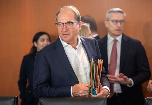 Bundesinnenminister Dobrindt will die Grenzkontrollen verlängern. - © Michael Kappeler/dpa