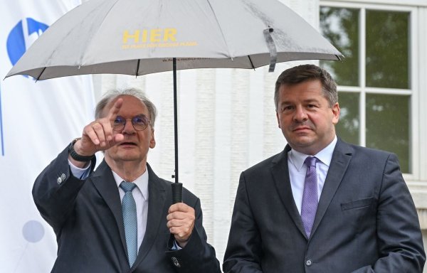 Ministerpräsident Reiner Haseloff (CDU) und Wirtschaftsminister Sven Schulze (CDU). (Archivbild) - © Hendrik Schmidt/dpa