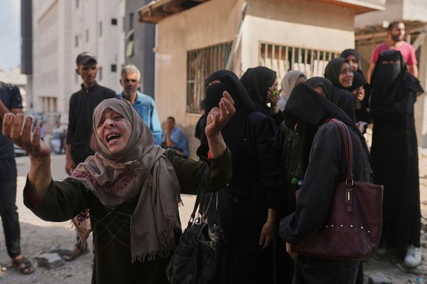 Zwar kämen mehr Lastwagen mit Hilfsgütern in den Gazastreifen - allerdings lägen die Zahlen noch unter den vereinbarten, schreibt der EAD. - © Jehad Alshrafi/AP/dpa